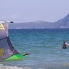 Kite liegt im Wasser und Schüler versuchen es unter Anleitung zu relaunchen